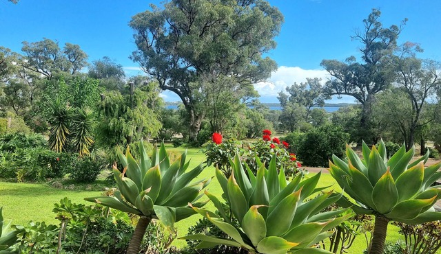 Estuary water views 4bedroom 2 Bathroom home with pool Australind/Bunbury WA