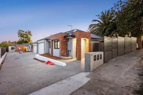 Executive Entire House-Walk to Curtin Uinversity-3x2 up for 4 People