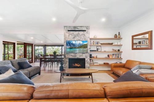 Executive Paradise High on Hill with Incredible Views, Firepit & Games Perfect for groups of Family and Friends