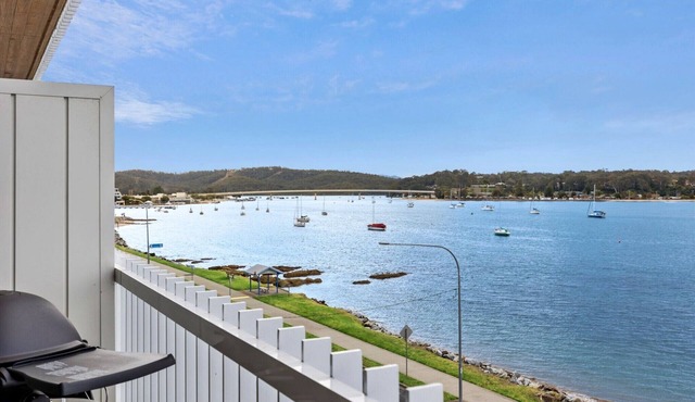 Exquisite 1-Bed Apartment with Bay Views
