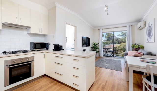 Fairlight Breeze – Bright Coastal Apartment near Beach, Cafés & Train