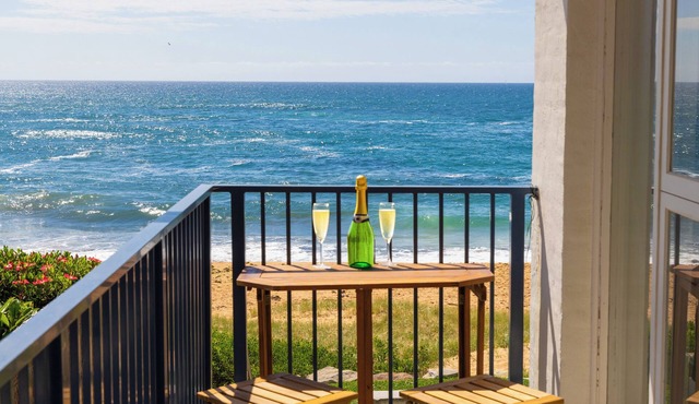 Family friendly - beachfront apartment - steps to the sand- private parking in Mona Vale