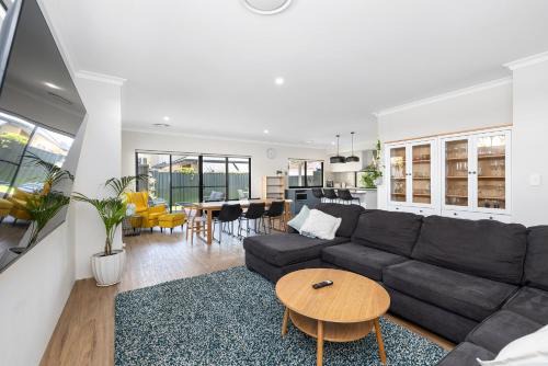 Family Friendly Close 2 Airport, Optus, Crown & City