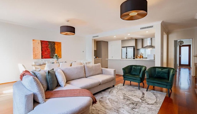 Family Friendly, Stylish Floreat, Pool