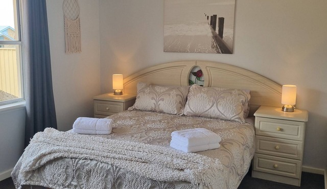 FAMILY HAVEN - Charming 3-bedroom house with AC and WiFi in peaceful Koongamia