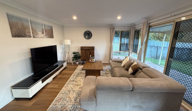 Family & Pet-Friendly 4BR Home – Freshly Renovated near Transport & Malls