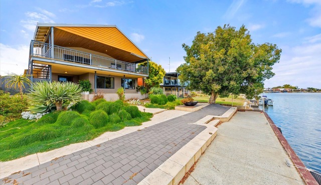 Family Retreat on the Water in South Yunderup