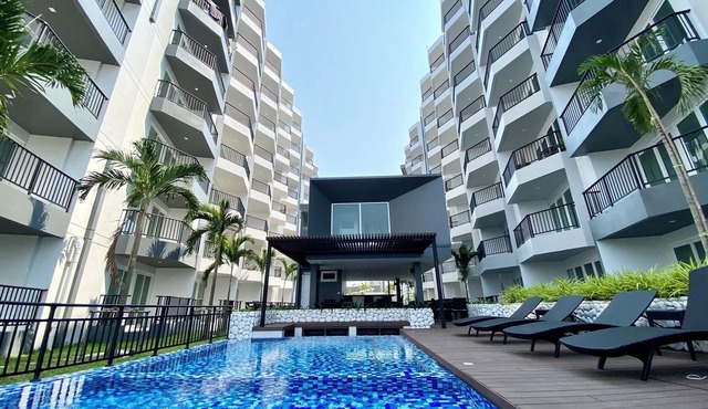 Family-sized condo with well equiped kitchen, AC, Balcony and near by the beach in Klaeng/Kram