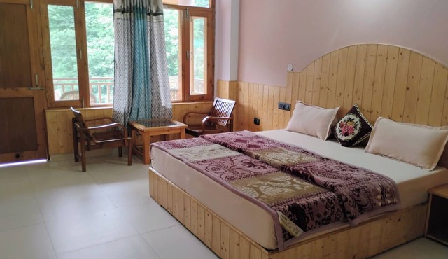 Fantastic 4-bedroom lodge in delightful Manali for your getaway