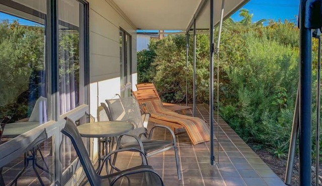 Flinders Retreat is one street back from the Esplanade - ideal for 1 or 2 families or a large group