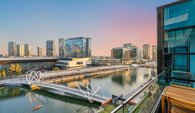 Flinders Wharf - River Views & Free Parking