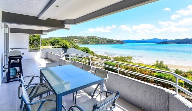 Frangipani Lodge 005, Beachfront Apartment on Hamilton Island