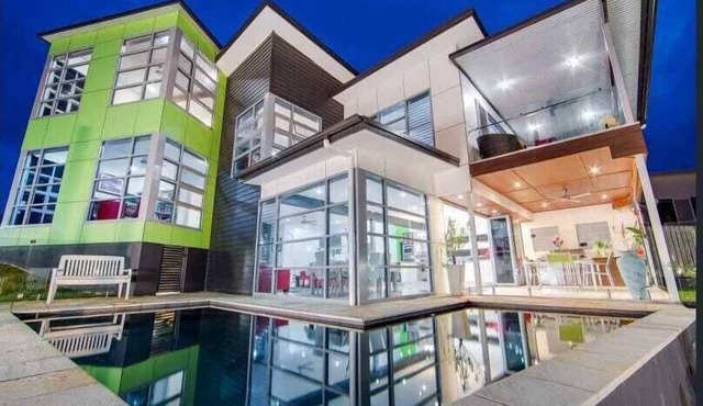 Fraser Island Views - Luxury Family House on the Hill with Panoramic Ocean Views