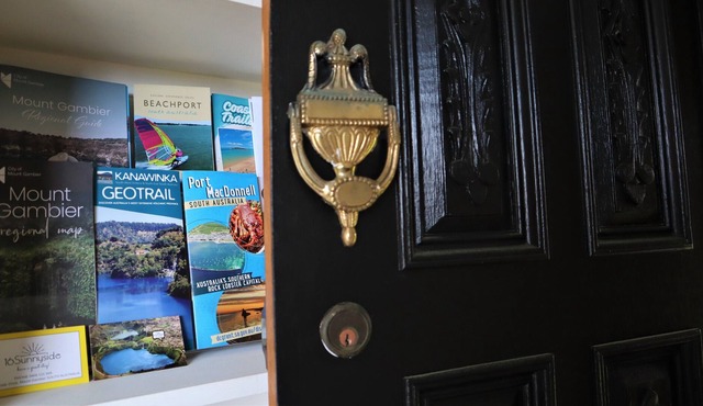 Free Wine + Choc Winter Deal* Prime Blue Lake location. Space and comfort for 6