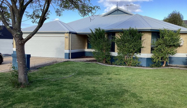 Full private 3 bed House in quiet location 5 mins from beach in Yakamia,Albany.