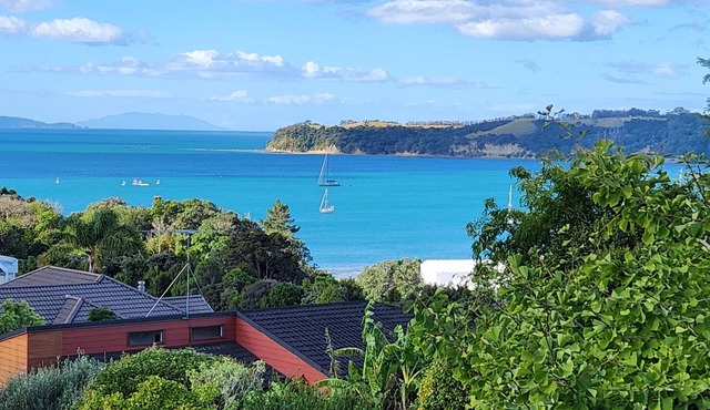 Fully self contained guest suite, beautiful sea views. 7 minutes walk to beach in Whangaparaoa