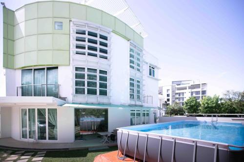 GeorgeTown Codrington 6BR KTV BBQ Pool Bungalow 28Pax in George Town