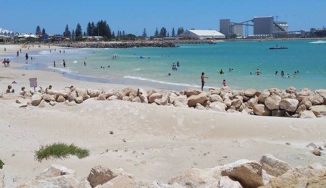 Geraldton CBD, 200m walk to the beach and coffee shops! New Reno 2br immaculate!