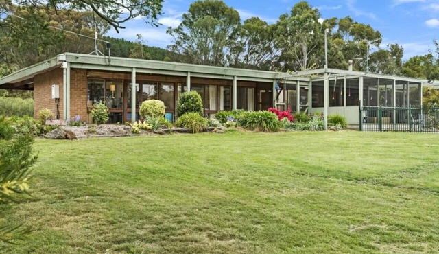 Gisborne Peak BlueGum Guest House