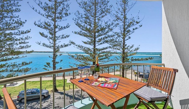 Golden Views Hideaway - Ocean views & Free parking