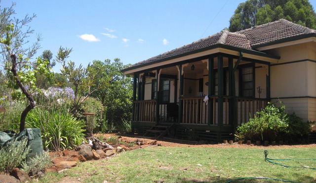 GoldenRose Cottage ,Quiet quaint w' majestic views of the Valley & stars@ night