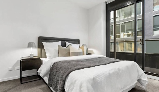Gorgeous 2 bedroom apartment in a secure clean building just under a km from mcg