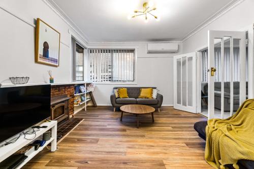 Gorgeous 3BR 1.5Bath AC in Every BR ｜ brick house