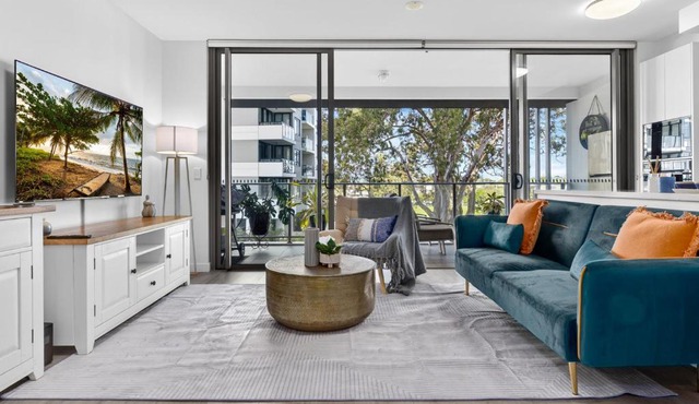Gorgeous and Spacious 2BR Beach Apt with Pool, Parking and Gym
