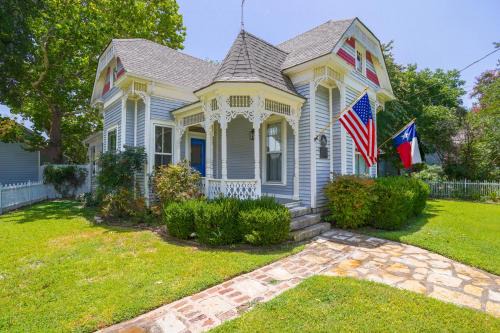 Granbury Home w/Fire Pit, Walk to The Square! in Granbury
