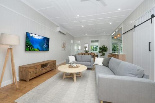 Grand 4BR Queenslander on Harold Sleeps 7
