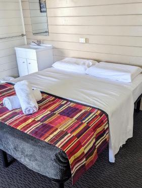 GRAND CENTRAL HOTEL PROSERPINE
