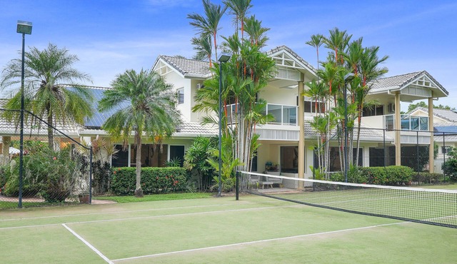 Grand Slam Getaway w Tennis court & Heated pool