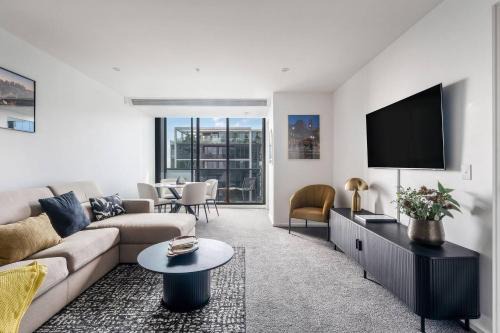 Grandview 40 - Steps to the Yarra with Pool & Parking