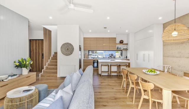 Grandview Luxe- Central Barwon Heads, Brand New, Sleeps 6, Aircon, Parking, WIFI, walk to beach and shops