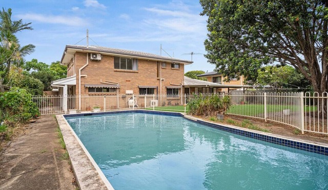 Great Value w/Pool for Groups Near SunnybankPlaza