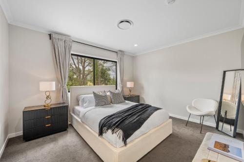 Group Stay - Showroom Home - Sleeps 10 - Parking