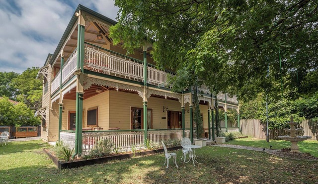 Grove Manor Bed & Breakfast