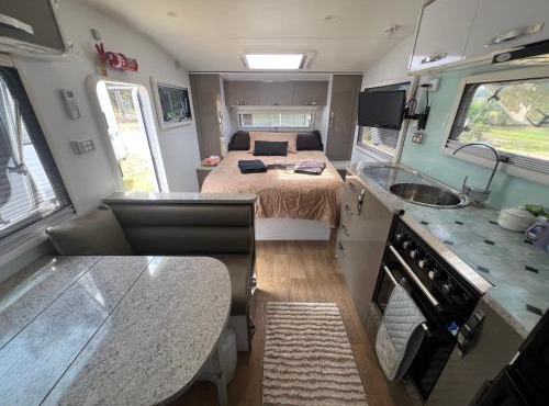 Gympie Luxury Caravan with ensuite bathroom