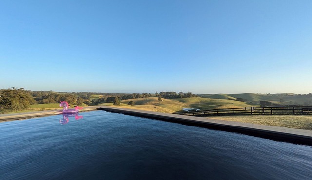 Hallston Estate-Luxury farm stay Endless horizons. Golden sunsets. Starry nights