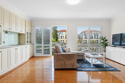 Hampton-Style Waterfront Mansion 3-Storeys of Lux