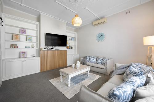 Hamptons Bungalow - Walk to Semaphore South Beach