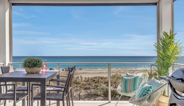 Hamptons-inspired Waterfront Living on Moana Beach