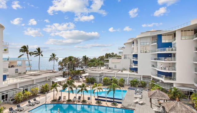 Hamptons Meets Hervey Bay In Upmarket Resort - Ocean Views