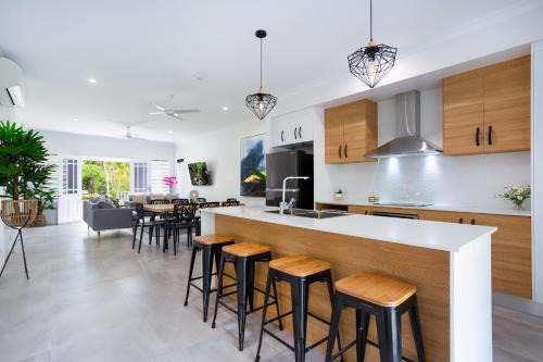 Hamptons Spa Villa - Edge Hill Cairns sleeps 9 Pet Friendly