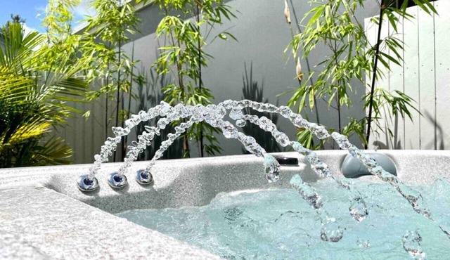 Hamptons Spa Villa - Luxury 3 bedroom 2 bathroom with outdoor Hot tub