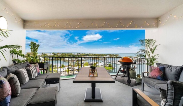 Harbour Haven Penthouse: Marina view, Balcony, BBQ