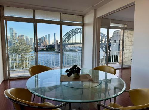 Harbourfront Apartment w Opera House & Harbour Bridge