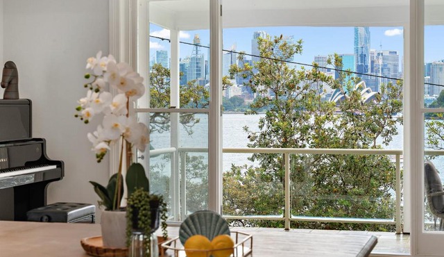 Harbourfront Haven 4BR Retreat with Stunning Views of Sydney Iconic Landmarks