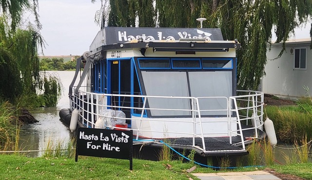 Hasta La Vista. Murray river floating retreat for every special occasion.