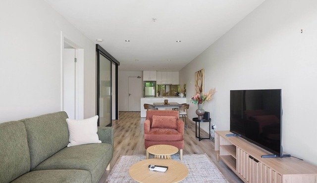 Hawthorn Haven Stay With Private Balcony Views in Hawthorn